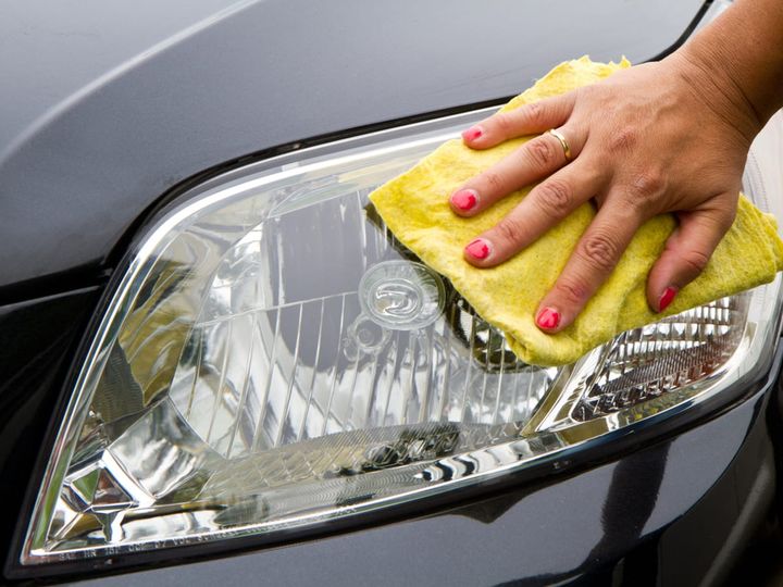How to Clean Headlights with Toothpaste and Baking Soda: A Simple DIY Guide
