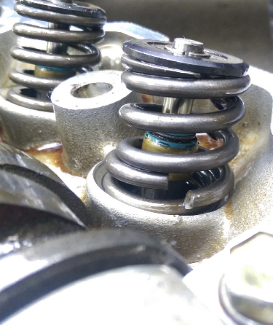 Broken Valve Spring Symptoms: Signs, Causes & Solutions for Engine Issues