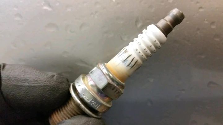 Carbon Tracking on Spark Plugs: Causes, Symptoms, and Prevention