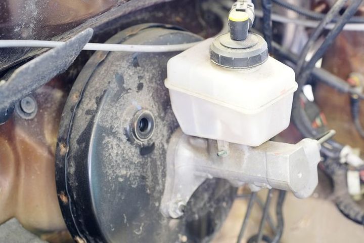 Master Cylinder Problem Symptoms: Signs Your Car's Brake System Needs Attention
